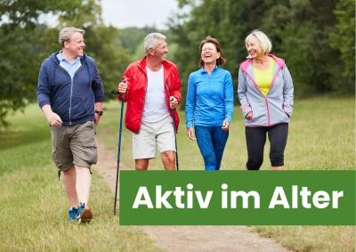 Zwei ältere Frauen und zwei ältere Männer beim Spaziergang in der Natur. Der zweite Mann von link läuft mit Walking-Stöcken.