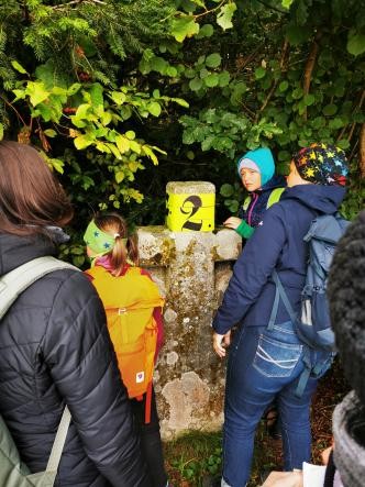 Annis Schwarzwald Geheimnis Kinder beim rätseln
