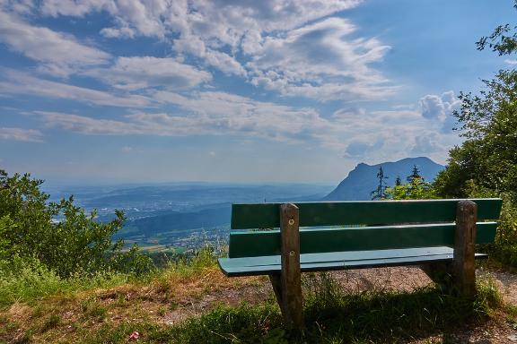 Ausichtsbank mit Bergen im Hintergrund