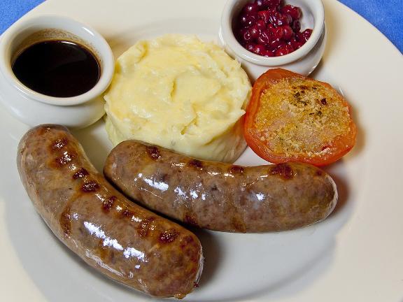 Teller mit Wurst Kartoffelbrei und Soße