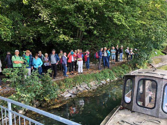 Wandergruppe am Fluß